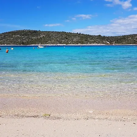 House With A Parking Space Kanica, - 17600 로고즈니차