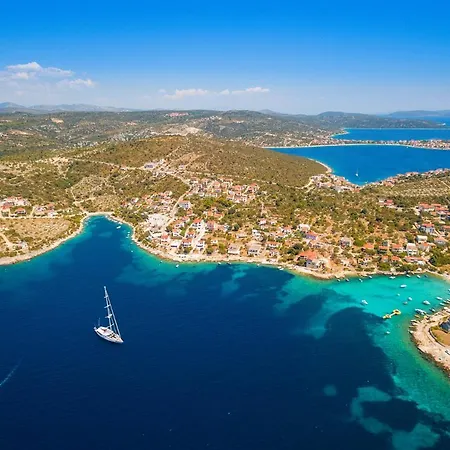 House With A Parking Space Kanica, - 17600 로고즈니차