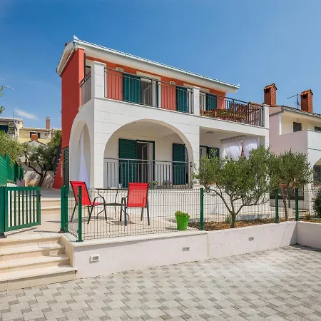 House With A Parking Space Kanica, - 17600 펜션 로고즈니차