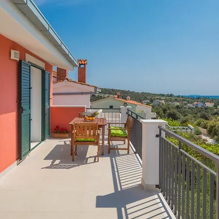 House With A Parking Space Kanica, - 17600 로고즈니차