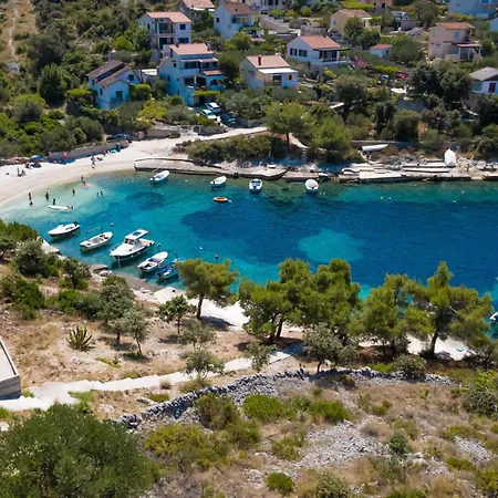 House With A Parking Space Kanica, - 17600 로고즈니차