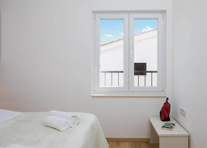 Vakantiehuis House With A Parking Space Kanica, - 17600 *