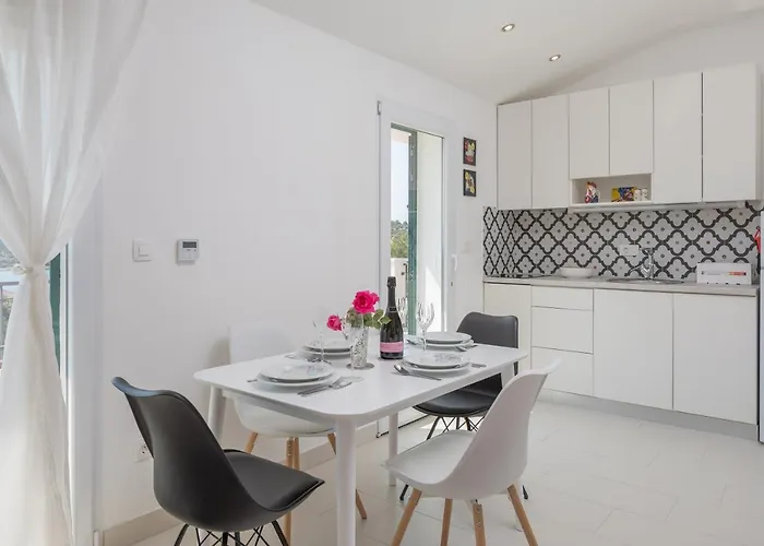 Vakantiehuis House With A Parking Space Kanica, - 17600 *